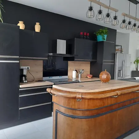 A Kwaba Ad Quarto em Acomodações Particulares Brens (Ain)