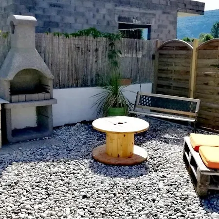 A Kwaba Ad Quarto em Acomodações Particulares Brens (Ain)